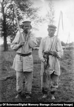 Невідомі чоловіки зображені на фотографії, яка була частиною особистого архіву українського археолога Хведора Вовка