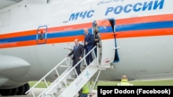 Deputatul Viktor Seliverstov și liderul PSRM, Igor Dodon, coborând din avionul care a adus prima tranșă de vaccinuri „Sputnik V” la Chișinău