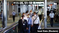 Kristina Țimanovskaia a fost păzită de autoritățile nipone până la îmbarcarea în zborul spre Viena. 4 august 2021, Aeroportul Narita.