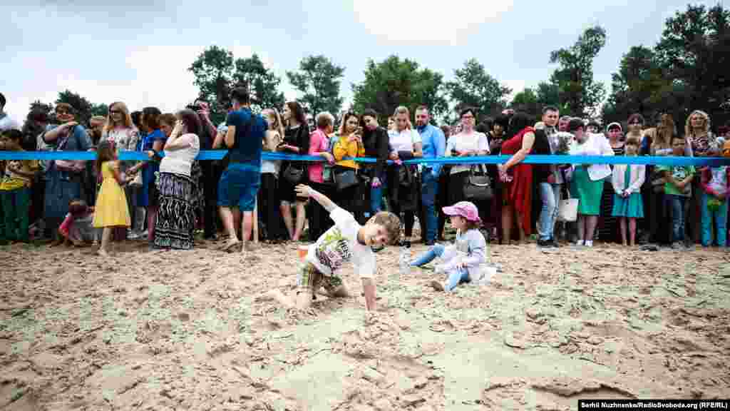 На хрещення прийшли родинами, грала музика оркестру та співав хор