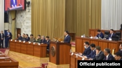 Президент Садыр Жапаров на заседании Жогорку Кенеша во время церемонии принятия присяги нового правительства. 3 февраля 2021 года.