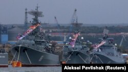 Frefgatele marincei ruse Ladni, Pitlivi și Amiral Essen ancorate la Sevastopol, Crimeea, 24 iunie 2020.