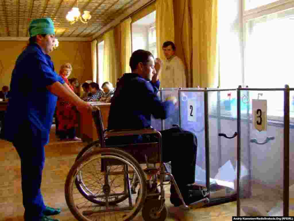 Виборча дільниця в Луганській обласній лікарні. Луганськ, 31 жовтня 