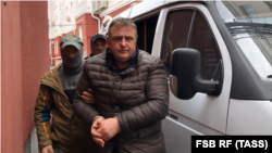 Владислав Єсипенко з оперативником ФСБ після затримання у Криму, березень 2021 року