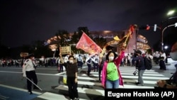 Az olimpia megtartása ellen tüntetnek a tokiói nemzeti stadionnál 2021. május 9-én