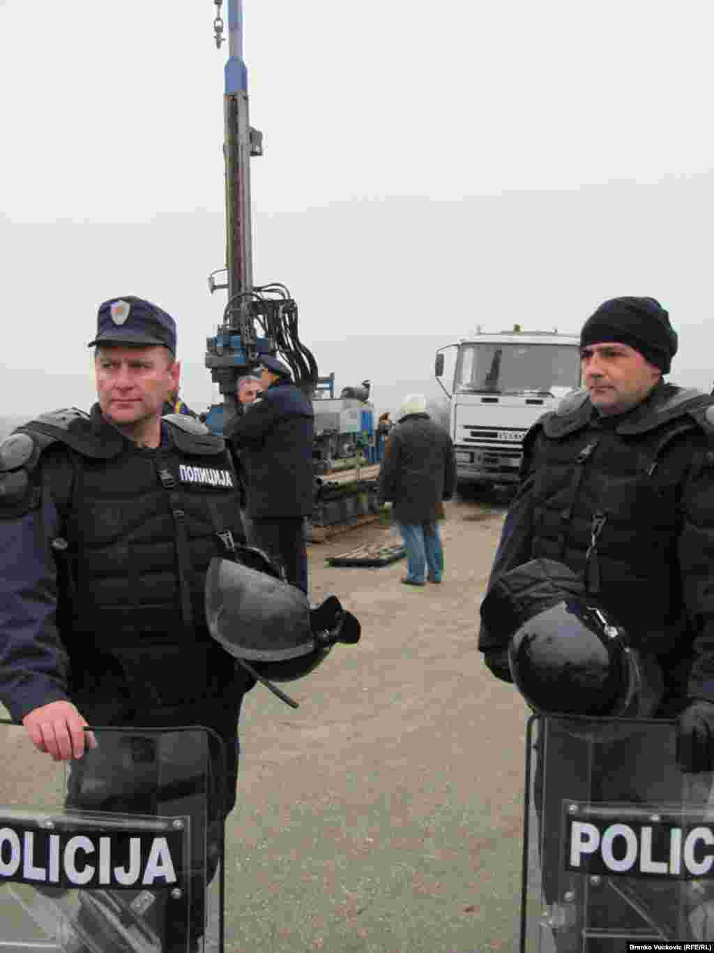 Italijanska kompanija Fiat sa zabrinutošću prati razvoj događaja u Korman polju na kome treba da budu podignuti proizvodni pogoni najvećih i najznačajnijih snabdevača auto delovima za njegovu kompaniju u Kragujevcu. Nezadovoljni vlasnici parcela nastavljaju sa blokadom, a početak radova obezbeđivala je policija, 20.01.2011. Foto: Branko Vučković 