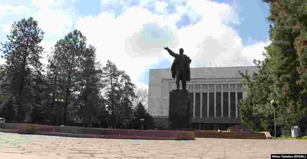 Бишкек. В 2003 году его перенесли на Старую площадь перед зданием правительства, несмотря на протесты местных коммунистов