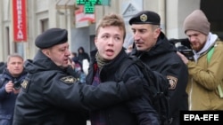 Minsk: jurnalistul Roman Pratasevici, reținut de poliția din Belarus în aprilie 2017.