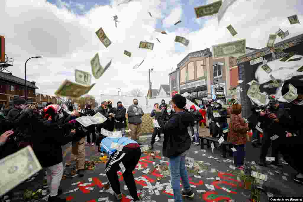 Njerëzit duke festuar në sheshin George Floyd në Mineapolis më 20 prill, 2021, pas shpalljes së vendimit për vrasjen e Floydit.&nbsp; 