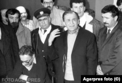 În decembrie 1989, Ion Iliescu își asuma la televizor rolul de succesor al dictatorului Nicolae Ceaușescu. Iliescu avea să fie votat de două ori de români în funcția de șef de stat.