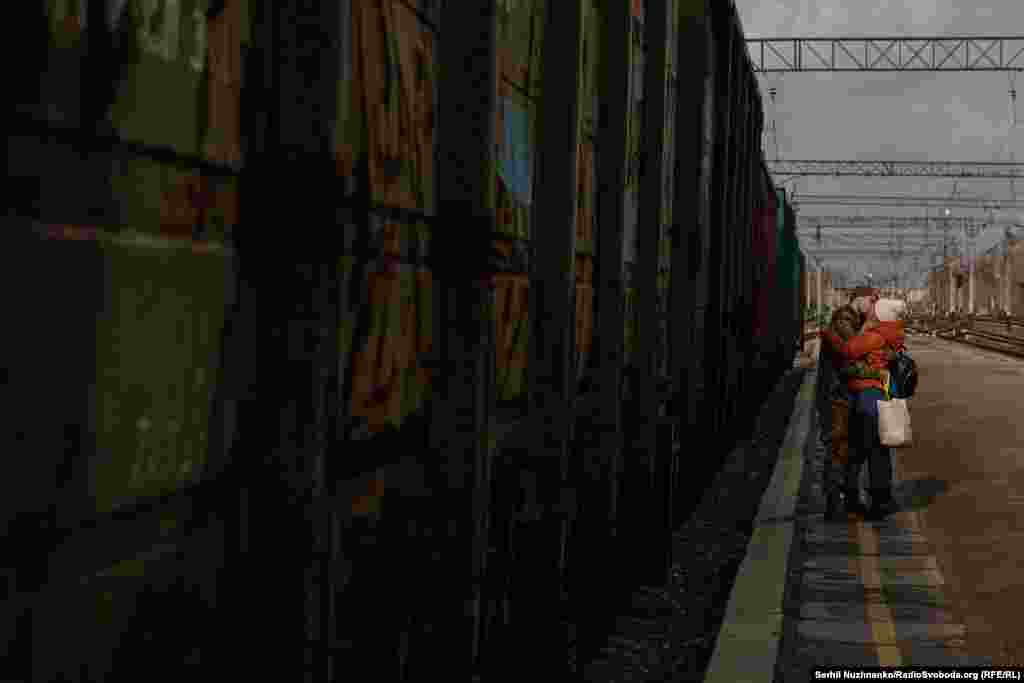 Уперше рух до Краматорська зупиняли у 2014 році. А 8 квітня 2022 року російські військові вдарили по вокзалу міста ракетою «Точка-У», тоді загинула 61 людина. При цьому одразу після обстрілу низка російських Telegram-каналів повідомили, що ціллю обстрілу були українські військові та техніка, але згодом відредагували ці повідомлення. Згодом у Кремлі почали заявляти, що Росія непричетна до цього.HRW спільно із дослідницькою групою SITU Research провели розслідування і змогли зробити висновок, що атака дійсно була здійснена російськими військами.Через пів 