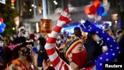 Пенсилваниянын жашоочулары Байдендин жеңишин майрамдап жатышат. 