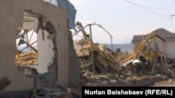 Көк-Жар конушунда түрттүрүлгөн коммерциялык объектилердин бири. Мында мыйзамсыз деген объектилерди бузуу 5-августта башталган.