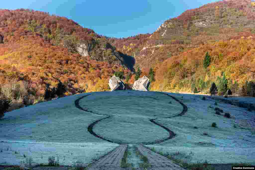 O vedere din spate a monumentului Sutjeska. Živković declara la BBC că i s-a dat &bdquo;libertate nelimitată de a face ceea ce a dorit&rdquo; adică să proiecteze și să realizeze monumentul cum a vrut.&nbsp; &nbsp;