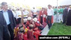 Ношение национальной туркменской одежды в будни и праздники является обязательным для всех учащихся учебных заведений Туркменистана (архивное фото) 