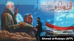 پوستری از قاسم سلیمانی و ابومهدی مهندس از فرماندهان گروه حشدالشعبی در بغداد