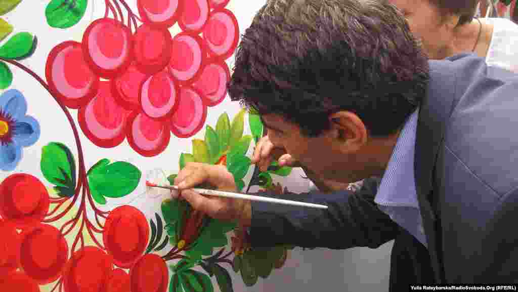 Посол Іраку в Україні долучився до малювання