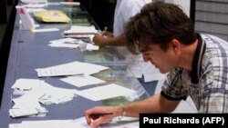 Заполнение налоговых бланков. Иллюстративное фото