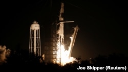 На борту семимісного корабля перебуває одягнений у скафандр манекен на прізвисько Ріплі