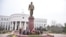 Памятник первому президенту Узбекистана Исламу Каримову.  