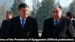 Президенты Кыргызстана и Таджикистана Сооронбай Жээнбеков и Эмомали Рахмон. Душанбе. 1 февраля 2018 года.