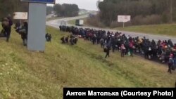 У колоні до кількох сотень людей – серед них багато жінок та дітей