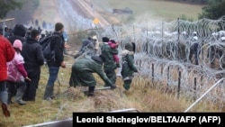Мігранти намагаються прорватися до Польщі, 8 листопада 2021 року