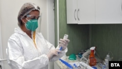  Organizația Mondială a Sănătății (OMS) a declarat că va dura câteva săptămâni pentru a înțelege impactul noii variante-mutant, în timp ce oamenii de știință încearcă să afle cât de transmisibilă este.