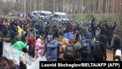 Forțe de ordine din Belarus au escortat ieri, 8 noiembrie 2021, sute de imigranți din Siria și Orientul Apropiat până la granița poloneză. Aceștia au încercat să forțeze astfel intrarea în Uniunea Europeană. NATO și UE consideră că ce se întâmplă este un act deliberat al autorităților de la Minsk.