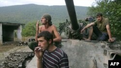 Строго говоря, война не заканчивается и сегодня – мирное соглашение с Грузией не подписано. На фото: абхазские солдаты в Кодорском ущелье