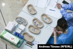 Doze de vaccin utilizate și sigilate în cadrul „Maratonului vaccinării” COVID 19, de Ziua Europei la Biblioteca Națională din București.