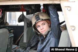 Nem nevezi magát haditudósítónak, mert – mint mondja – találkozott igazi haditudósítókkal, olyan emberekkel, akik az év háromszáz napjában háborúról háborúra járnak