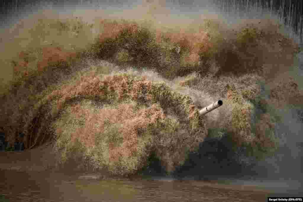 Borbeni tenk T-72 iz Mjanmara takmiči se u trci u okviru 7. međunarodnih vojnih igara 2021. godine na poligonu Alabino u moskovskoj oblasti.