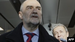 Герман Накерц розмовляє з журналістами на летовищі Швехат під Віднем перед вильотом до Ірану, 15 січня 2013 року