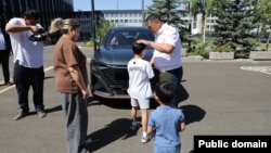 Камчыбек Ташиев Даниел Ажиевдин жубайына батир, автоунаа берди.