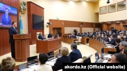 Казакстандын премьер-министри Аскар Мамин парламенттин жыйынында сүйлөп жаткан кези. 25-февраль, 2019-жыл. 