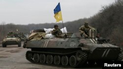 Українські військовослужбовці на бронетранспортері біля Артемівська. 3 березня 2015 року