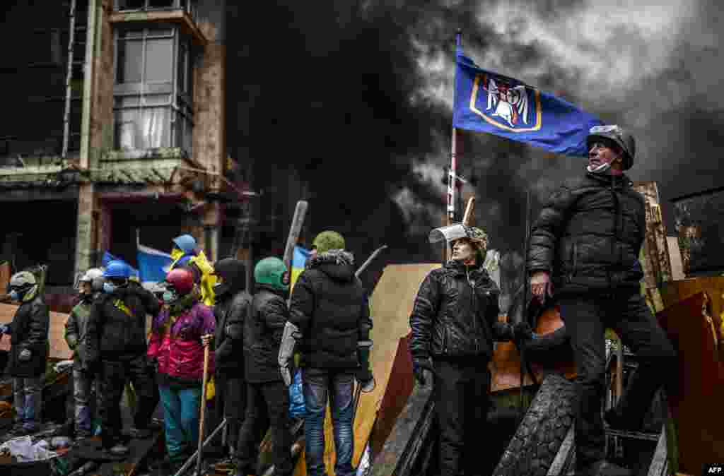 Ukraine -- Protesters stand on barricades during clashes with police in Kyiv, February 20, 2014