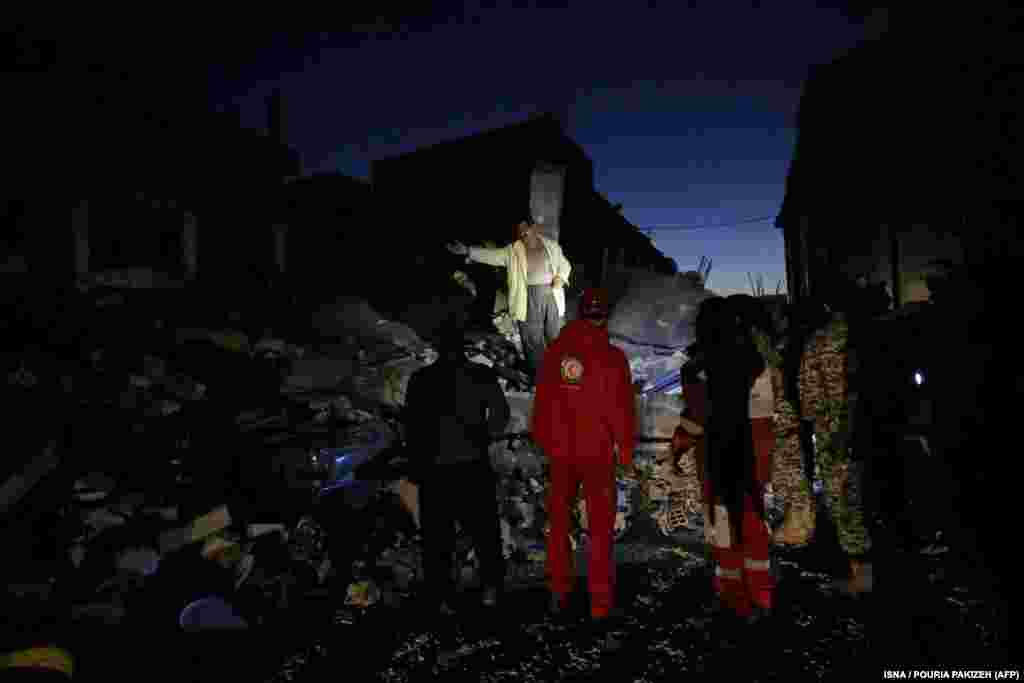 Rescue personnel looks for survivors and victims in Sarpol-e Zahab.