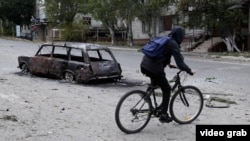 За даними місцевої влади, в одному з випадків дрон влучив у легковий автомобіль, у якому пересувалися місцеві жителі. Внаслідок вибуху двоє людей загинули на місці 