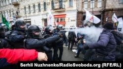 У поліції заявили, що учасники акції застосували проти поліцейських сльозогінний газ, але на фото видно, що газ застосовували силовики