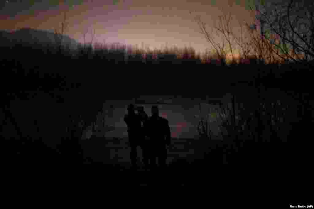 Policia e Bosnjës inspekton bregun e lumit Drina, në kufirin midis Bosnjës dhe Serbisë.&nbsp;