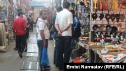 Кара-Суу базары Борбор Азиядагы ири базарлардын катарына кирет. 10-май, 2014-жыл. 