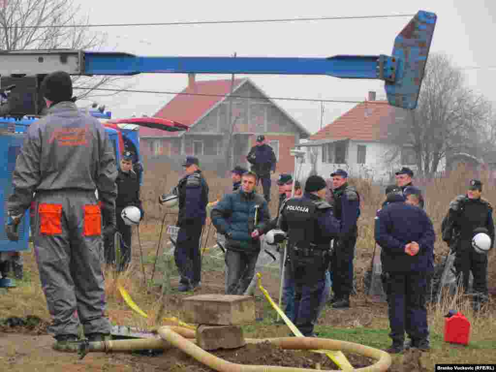 Italijanska kompanija Fiat sa zabrinutošću prati razvoj događaja u Korman polju na kome treba da budu podignuti proizvodni pogoni najvećih i najznačajnijih snabdevača auto delovima za njegovu kompaniju u Kragujevcu. Nezadovoljni vlasnici parcela nastavljaju sa blokadom, a početak radova obezbeđivala je policija, 20.01.2011. Foto: Branko Vučković 