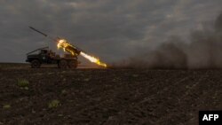 Українські військовослужбовці 92-ї окремої десантно-штурмової бригади ведуть вогонь з реактивної системи залпового вогню БМ-21 «Град» по російських позиціях у Харківській області, Україна, 15 травня 2024 року