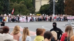 Mii de femei protestează la Minsk împotriva lui Lukașenka