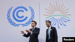 Francuski predsednik Emanuel Makron i britanski premijer Riši Sunak uoči sastanka tokom klimatskog samita u egipatskom letovalištu Šarm el-Šeik, 7. novembar 2022.