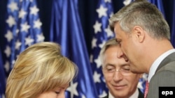 Premijer Hašim Tači (desno) i vršilac dužnosti predsednika Jakup Krasnići sastali su se sa američkom državnom sekretarkom Hilari Klinton u Prištini, 13. oktobar 2010.