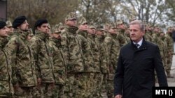 Benkő Tibor honvédelmi miniszter a Csepel és Balatonakarattya nevű felújított tűzszerész járőrhajók átadásán Budapesten, az MH Hadikikötőben 2019. november 5-én