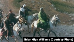 A tálib-ellenes üzbég hadúr, Abdul Rasid Dosztum. A szeretett lován, Szurkunon csatába induló legenda segített az amerikai különleges erőknek megdönteni 2001-ben az akkor még többségükben pastu etnikumú tálibok uralmát. Ma már üzbégek is harcolnak a fundamentalisták soraiban.